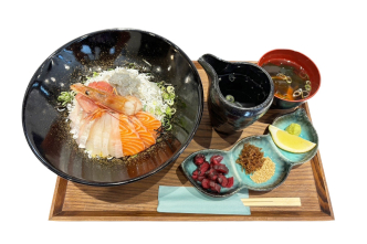 山盛りしらす海鮮丼